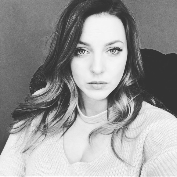 Meet your Posher, Laura - Picture 2 of 5